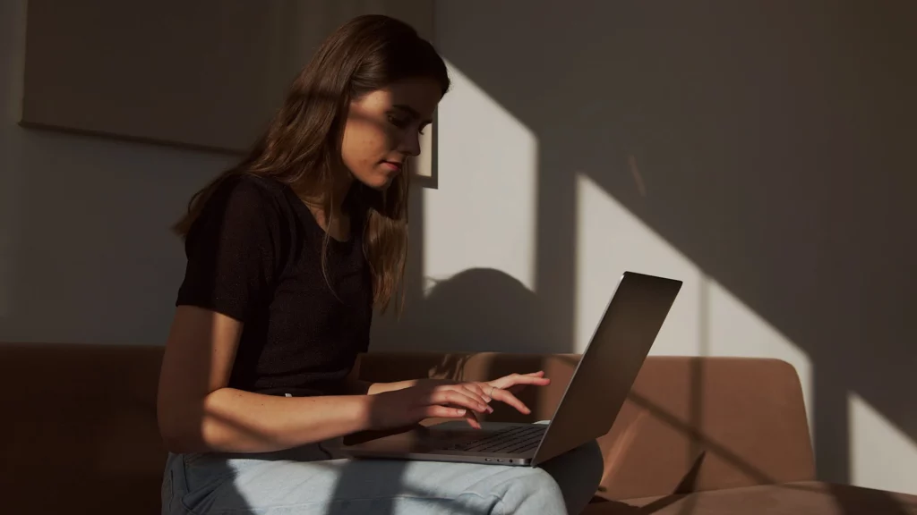 Girl welches am Computer eine Escort Bewerbung absendet