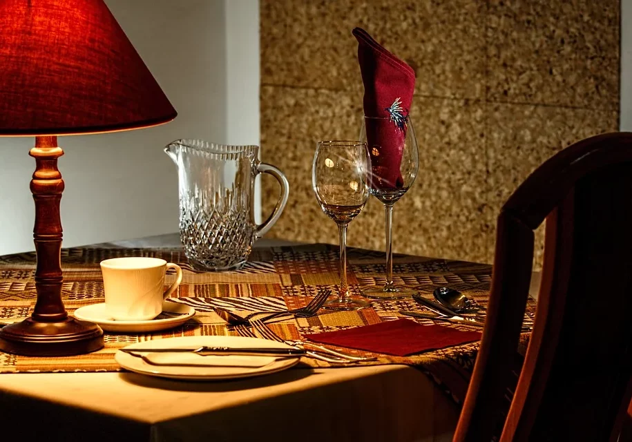 Diner Bild, gedeckter Tisch für ein romantisches Escort Berlin Dinner